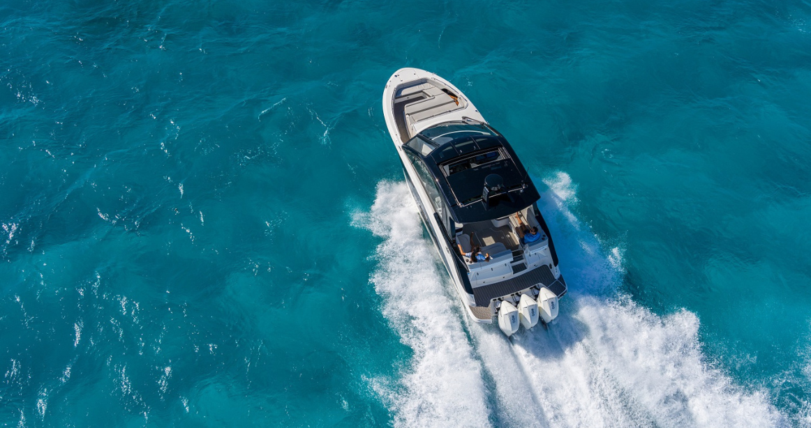 Sea Ray 370 DA Running Aerial