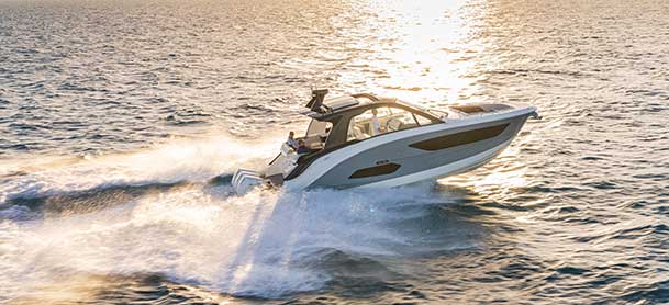 SeaRay Sundancer 370 running on the water