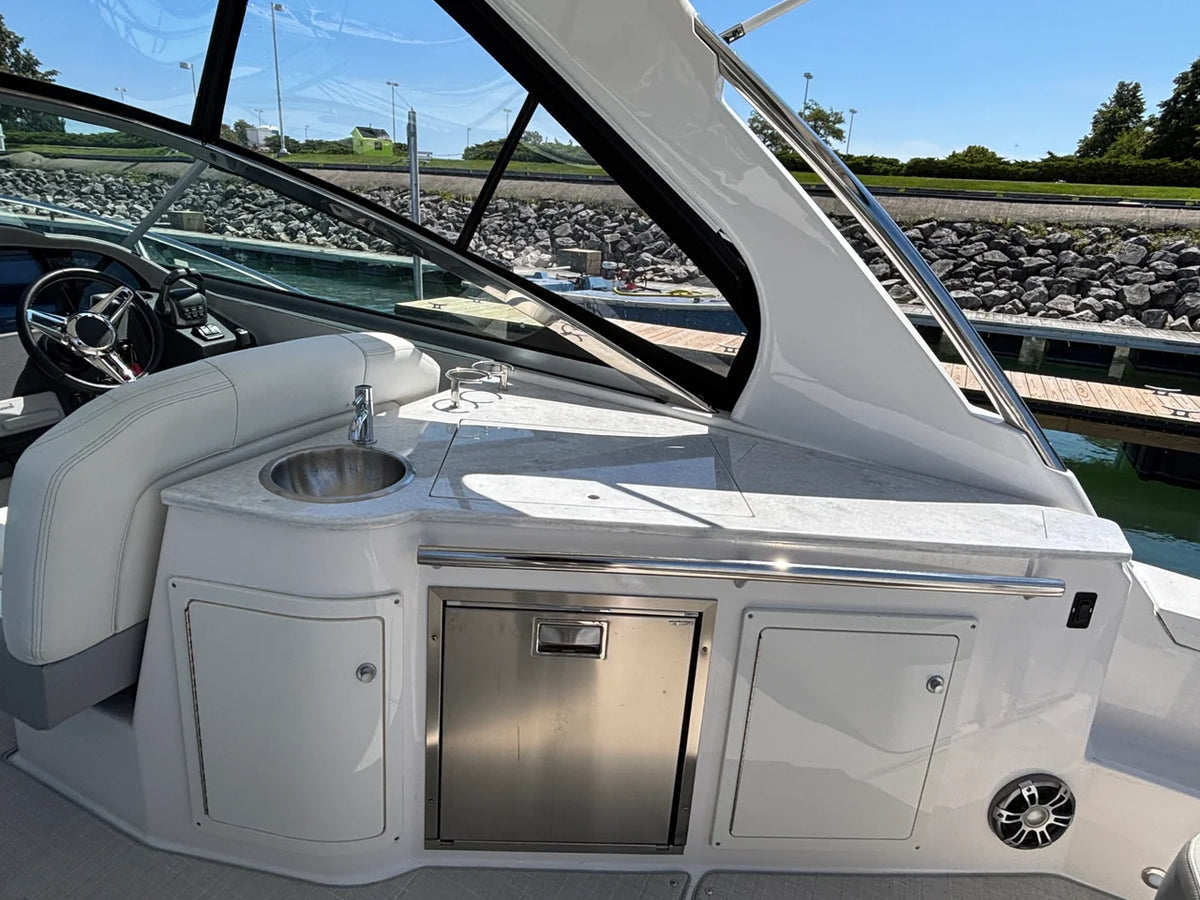2024 Regal 33 EXPRESS 33.0 feet, Winthrop Harbor, IL #8