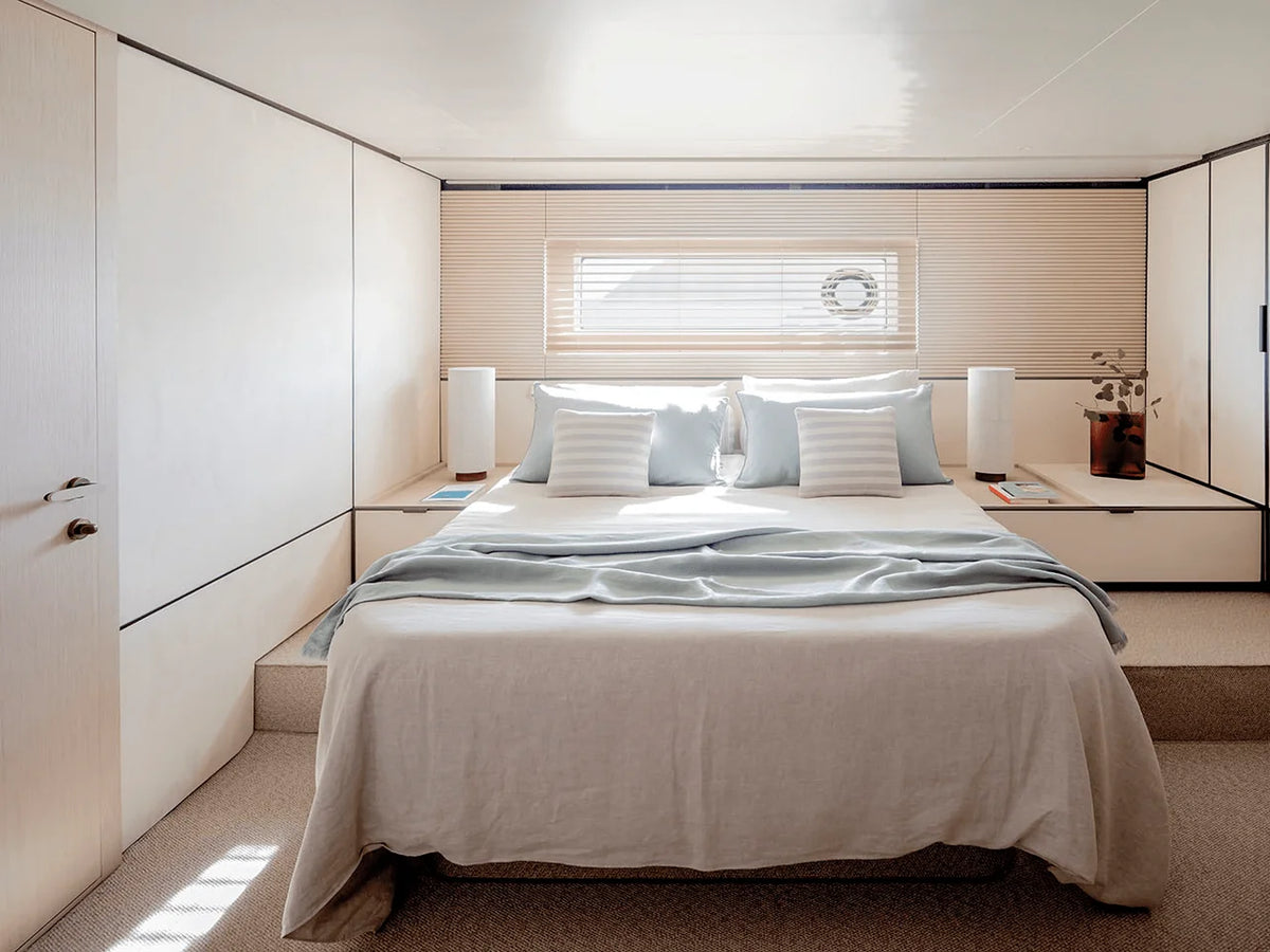 2027 Azimut Seadeck 6 56.583 feet, Inuvik, Northwest Territories #14