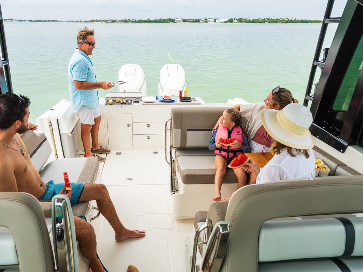 2027 Boston Whaler 330 Vantage 33.0 feet, Inuvik, Northwest Territories #16